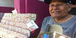 Busca conservar la tradición de las tarjetas navideñas