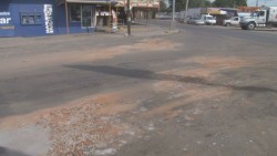 Rellenan baches con escombro