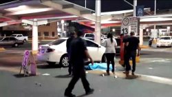 Asesinan a una persona en estacionamiento de supermercado