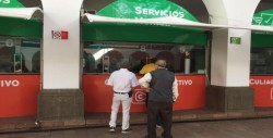 Algunas personas acuden a realizar pagos de impuestos